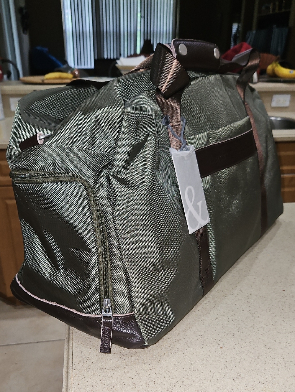 LARGE DUFFLE BAG, NEW! DESIGNER Carry On Bag, 24"X12" DUFFLE BAG, ABERCROMBIE - Picture 3 of 8